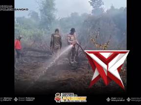 pemadaman karhutla di kec bangko oleh personil polsek bangko