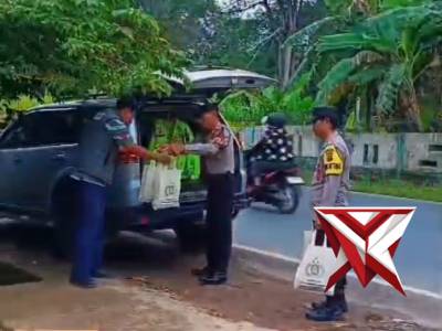 Berbagi rezeki, berbagi senyuman. Polisi sahabat masyarakat