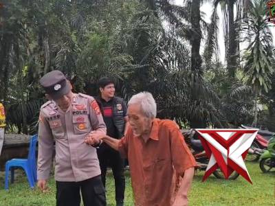Aksi Humanis Personel Polres Musi Rawas Bantu Warga Sepuh Beribadah di Gereja - PoliceTube