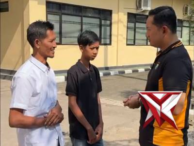 Kapolres Magetan menyerahkan motor kepada korban curanmor