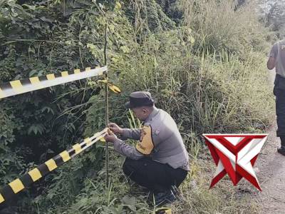 Anggota Polsek BTS ulu polres Musi Rawas memasang polisline demi kelancaran masyarakat (7) - PoliceTube