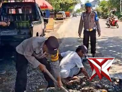 Polsek Tugumulyo melaksanakan penambalan jalan berlobang