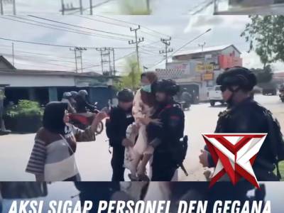 Aksi Sigap Personel Den Gegana Satbrimob Polda Kalbar yang tergabung dalam Ops Lilin Kapuas 2025