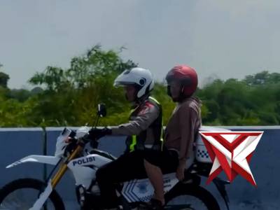 Petugas bergerak cepat menuju lokasi dan mengantarkan kembali pemudik tersebut kepada keluarganya - PoliceTube