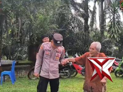 Aksi Humanis Personel Polres Musi Rawas Bantu Warga Sepuh Beribadah di Gereja