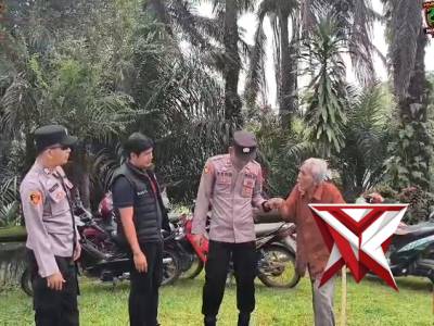 Aksi Humanis Personel Polres Musi Rawas Bantu Warga Sepuh Beribadah di Gereja