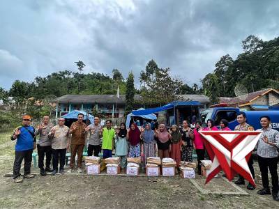 Bhayangkari Oku Selatan peduli korban banjir di Desa Manduriang