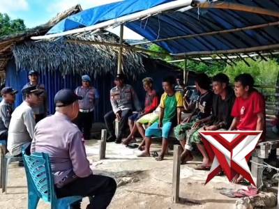Personil polsek kisar melaksanakan sambang kamtibmas kepada nelayan di pantai jawalang