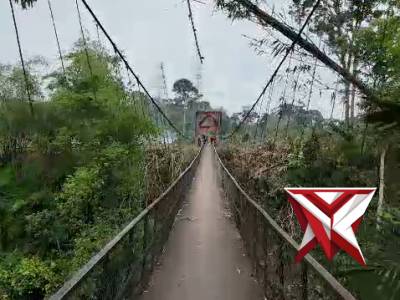 Anggota polres Musi Rawas memperbaiki jembatan yg di lewati anak sekolah - PoliceTube