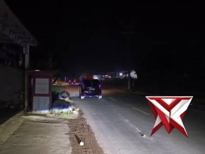 10.Personil babat toman membantu pengendara yang pecah ban