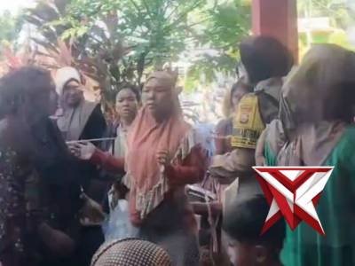 *Bhabinkamtibmas  Aipda Veny Asyuarga Kasda, pantau dan Amankan Antrian Bapang di kantor kelurahan*