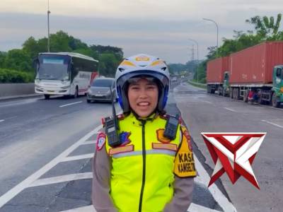 Pantauan arus lalu lintas dari KM 74 Tol Cipularang terpantau normal lancar baik dari arah Jakarta - PoliceTube