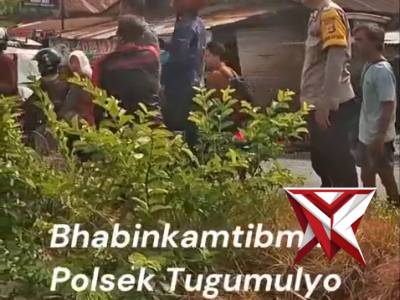Bhabinkamtibmas Polsek Tugumulyo memberikan bantuan kepada masyarakat yang diunggah mengalami laka
