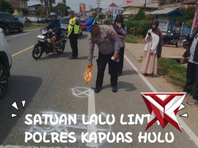UNIT LAKA LANTAS SATLANTAS POLRES KAPUAS HULU OLAH TKP KEJADIAN LAKA LANTAS DI JL. A. YANI PUTUSSIBA