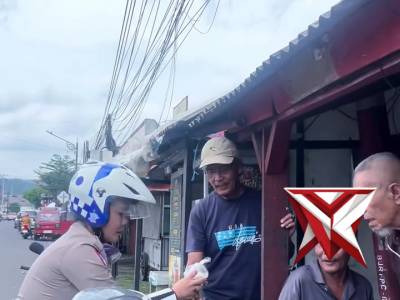 Berbagi Takjil Kepada Masyarakat Kota Banjar - PoliceTube