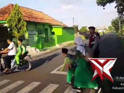 PENGATURAN ARUS LALU LINTAS DI DEPAN SEKOLAH MIN KONANG