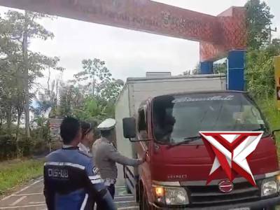 SATLANTAS PEMASANGAN RAMBU DI PANTAI PELANGI DAN SP. PUSRI BERSAMA JR DAN DISHUB OKUS