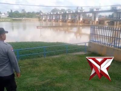 petugas piket polsek martapura melakukan pemantauan debit air sungai komering