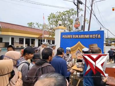 Ratusan paket takjil dibagikan secara gratis kepada pengendara roda dua, roda empat, hingga pejalan