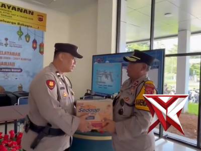 Patroli, Sapa Pemudik, Dan Bagikan Bingkisan Untuk Personel Yang Bertugas. - PoliceTube