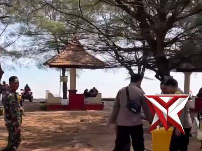 Bersih-bersih pantai Slopeng - PoliceTube