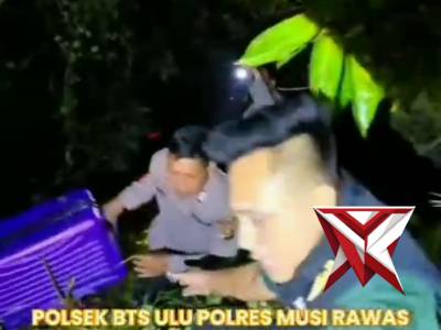 Evakuasi korban lakalantas di jalan Lintas Musi Rawas - Pali oleh personil Polsek BTS Ulu - PoliceTube