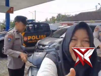 Bhabinkamtibmas Desa Dadapan respons cepat membantu pengendara motor yang mogok