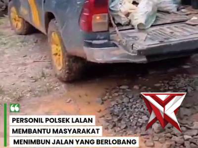 POLRI UNTUK MASYARAKAT ?? PERS POLSEK LALAN BANTU MASYARAKAT MENIMBUN JALAN YANG BERLUBANG ????? - PoliceTube