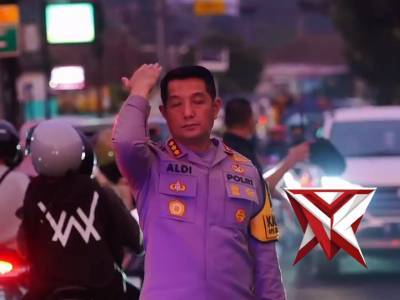 Kapolresta Bandung turun langsung ke lapangan. Dengan sigap, beliau memimpin pengaturan arus lalu li