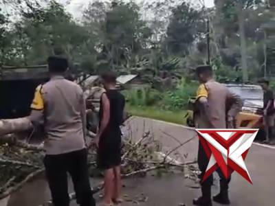 Bila ada permasalahan dan butuh bantuan Polisi silakan hubungi : Call center : 110 ( Bebas Pulsa ) - PoliceTube