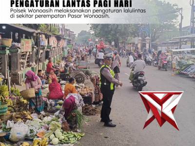 Pengaturan Lalu lintas pagi hari di sekitar Pasar Wonoasih Kota Probolinggo

polresprobolinggokota