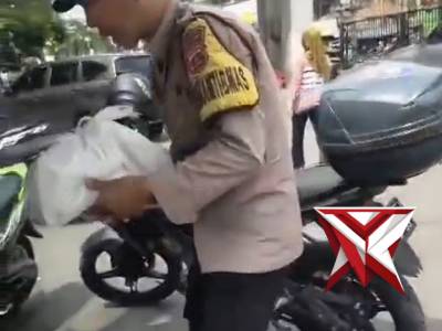 Bhabinkamtibmas Kel. Prabujaya memberikan bantuan sosial kepada masyarakat yang kurang mampu.