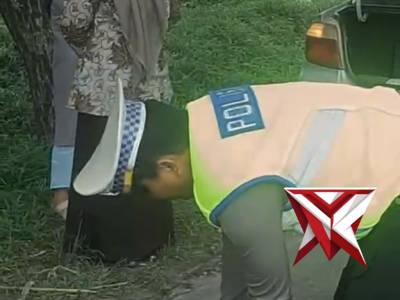 Aksi Cepat Polisi Bantu Pengendara Ban Bocor