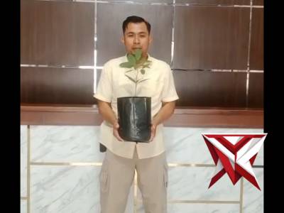 Pemberian bibit pohon kepada personil yang berulang tahun