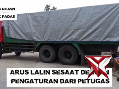Polsek Padas Respon Cepat Berikan Bantuan Truk Terjebak di tanah