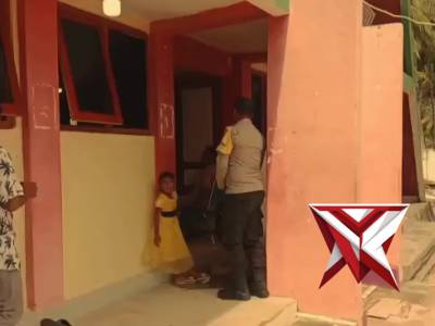 Bhabinkamtibmas polsek serwaru melaksanakan pengamanan ibadah minggu