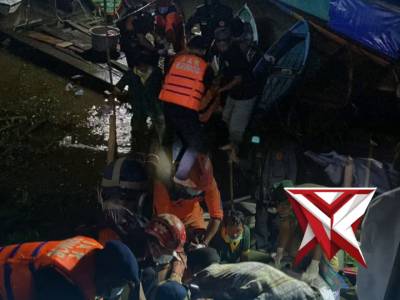 Satbrimob polda kalbar berhasil evakuasi korban tenggelam di sungai melawi - PoliceTube