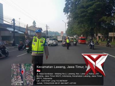 Personil Polsek Lawang Lakukan Pelayanan Rutin Pengaturan Lalu Lintas di Pagi hari di Daerah Lawang