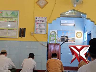 Menjadi Khotib Sholat Jum&rsquo;at Kanit Binmas Polsek Semidang Aji - PoliceTube