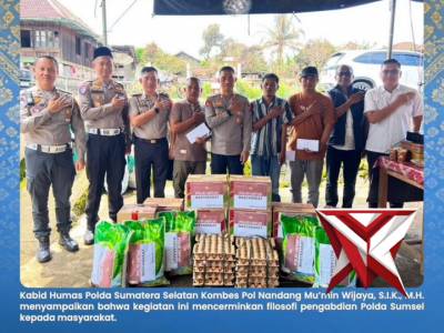 Kapolres oku selatan turun langsung menyalurkan bantuan sosial bagi warga terdampak kebakaran