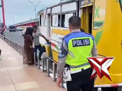 Membantu kendaraan bus pecah  ban