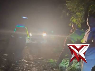 Gerak Cepat Personel Polres Musi Rawas Amankan Jalur dari Pohon Tumbang - PoliceTube