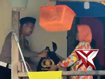 Satlantas Polres Muba Berbagi Jum&rsquo;at Berkah Kepada Masyarakat Yang Membutuhkan - PoliceTube