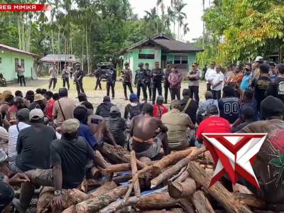 Kapolres Mimika Pimpin Kegiatan Pengamanan Persemayaman Jenazah Di Kwamki Narama - PoliceTube