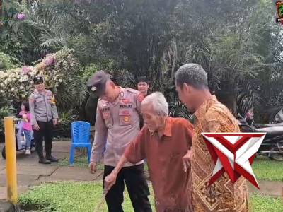 Aksi Humanis Personel Polres Musi Rawas Bantu Warga Sepuh Beribadah di Gereja - PoliceTube