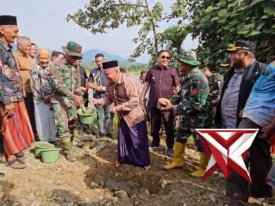 Kapolres Beserta Forkopimda menghadirkan acara pembuatan Jembatan di Desa Kumbang Jaya - PoliceTube