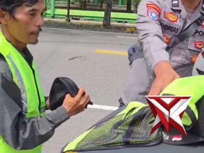 ANGGOTA POLSEK MANTINGAN MENYERAHKAN SARANA KONTAK BERUPA ROMPI PELUIT DAN TOPI KEPADA MITRA POLRI