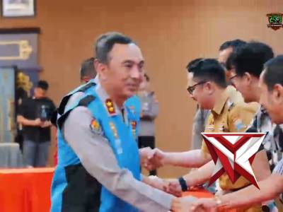 Kapolda Sumatera Selatan Irjen Pol Dr. Sandi Nugroho memimpin upacara pengambilan sumpah