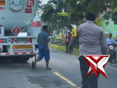 Bhabinkamtibmas Desa Prandon melaksanakan respon cepat terhadap kejadian mobil tangki Pertamina