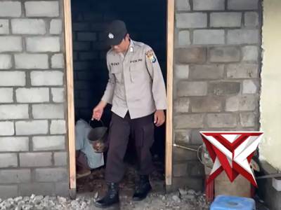 Anggota Polsek Jatiroto membantu masyarakat